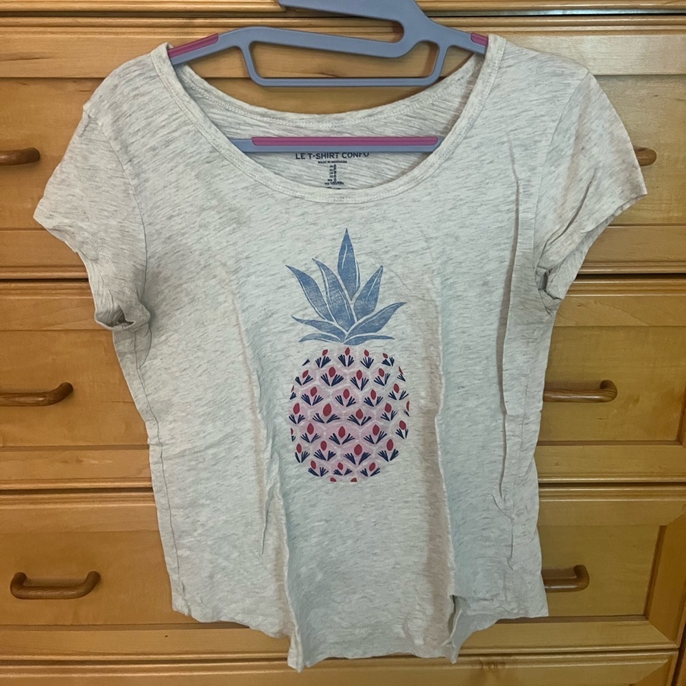 Light grey t shirt with pineapple print